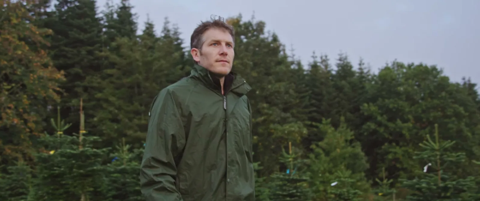 Alex tussen de Nordmannen op de kwekerij in Denemarken