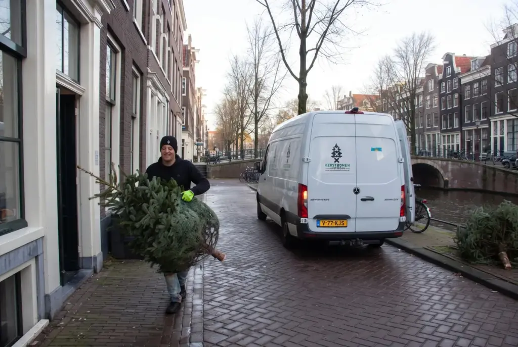 In januari haalt onze bezorger de boom op bij een kantoor